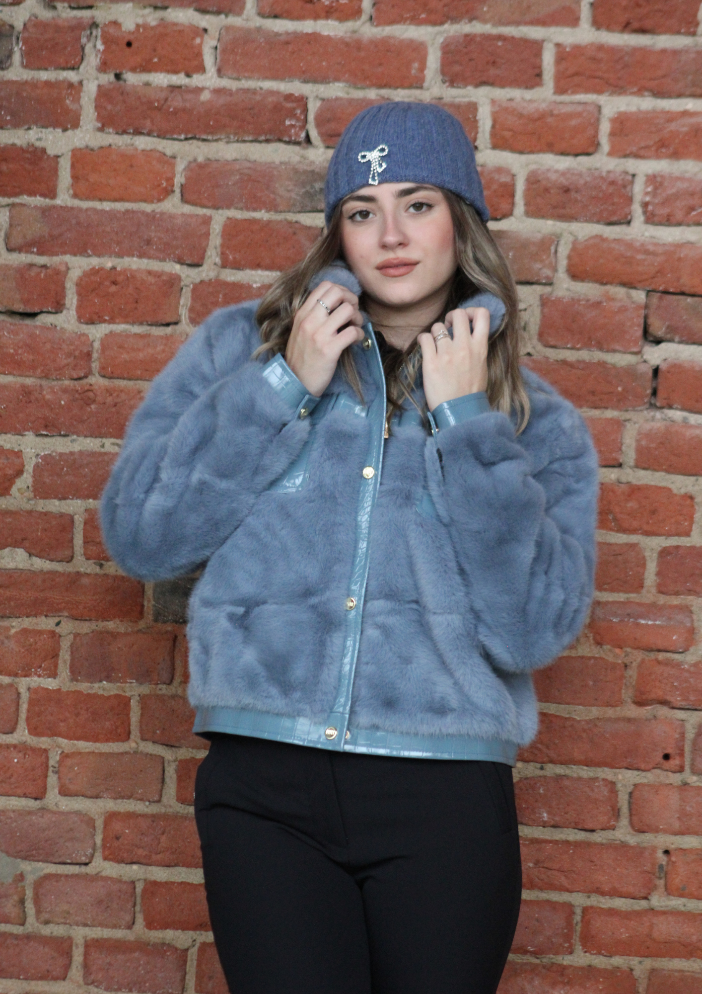 Giacca ecopelliccia azzurra corta con inserti in ecopelle