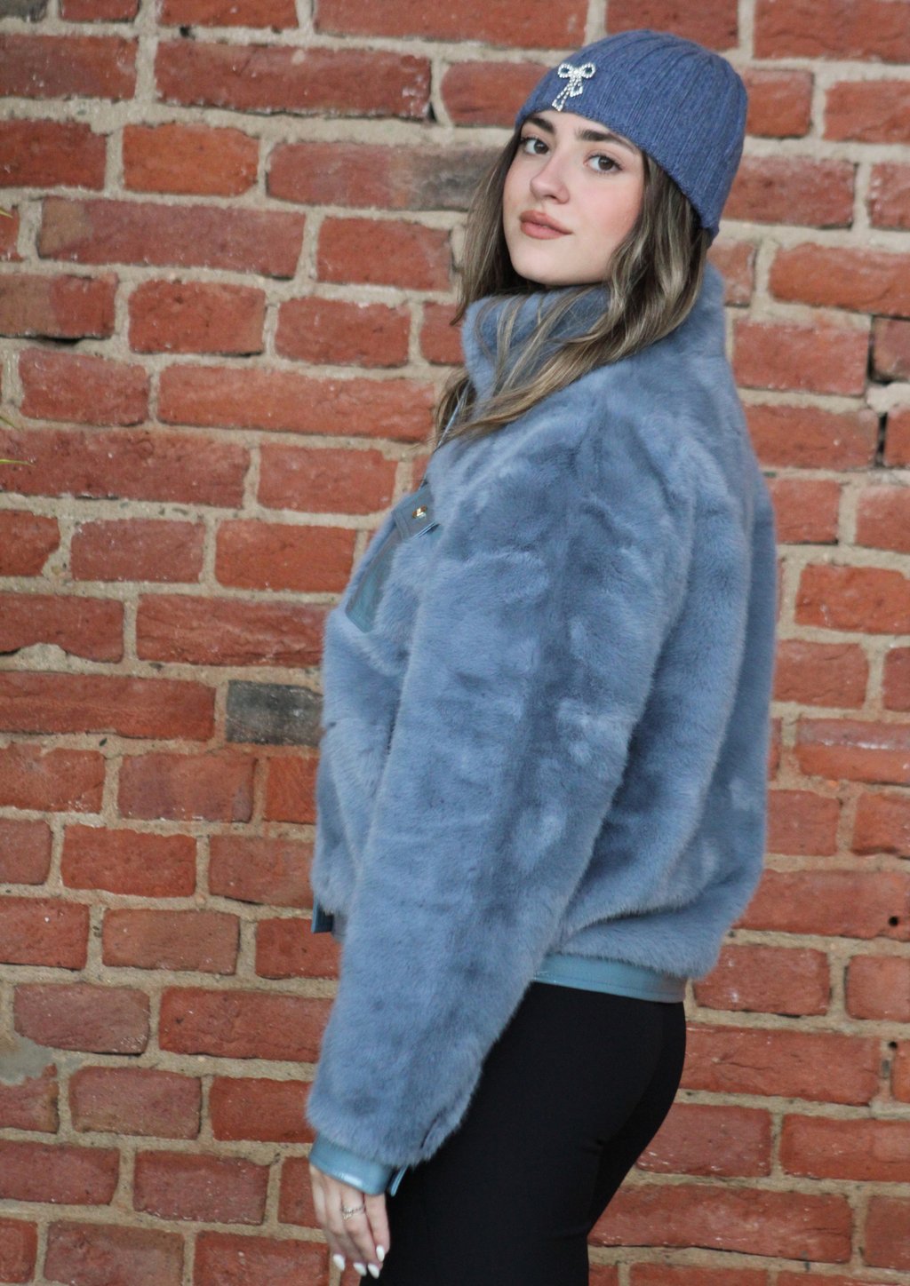 Giacca ecopelliccia azzurra corta con inserti in ecopelle