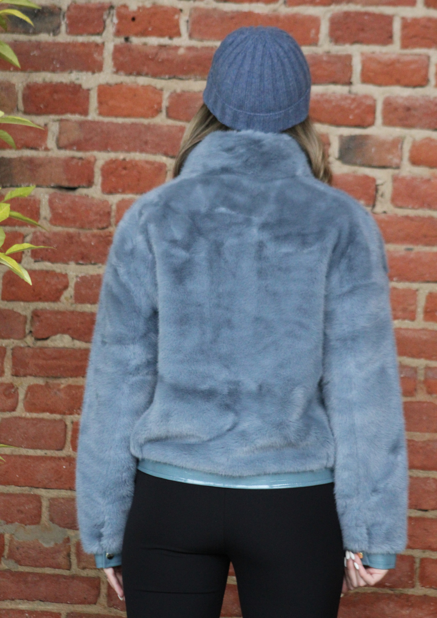 Giacca ecopelliccia azzurra corta con inserti in ecopelle