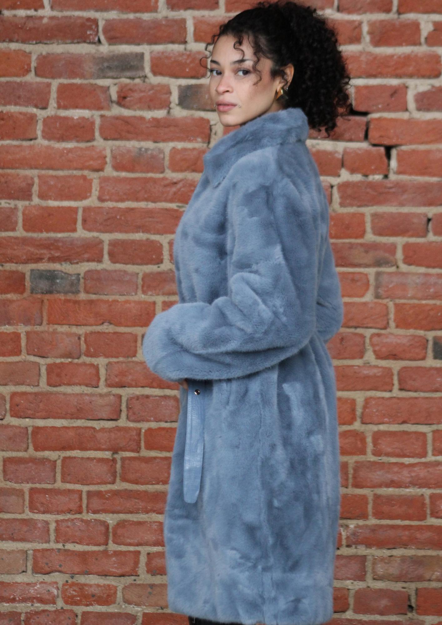 Giacca ecopelliccia azzurra lunga con inserti in ecopelle