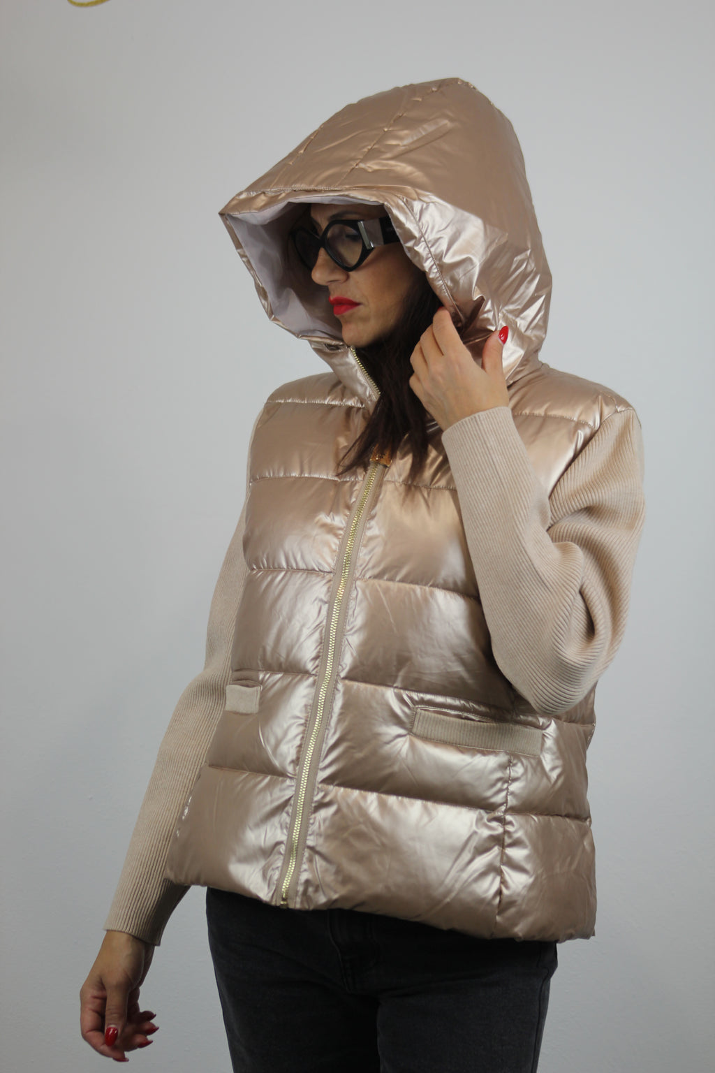 Piumino con maniche in maglia  beige