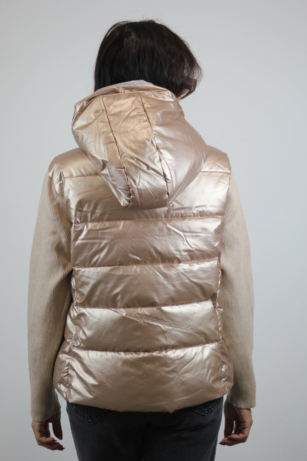 Piumino con maniche in maglia  beige