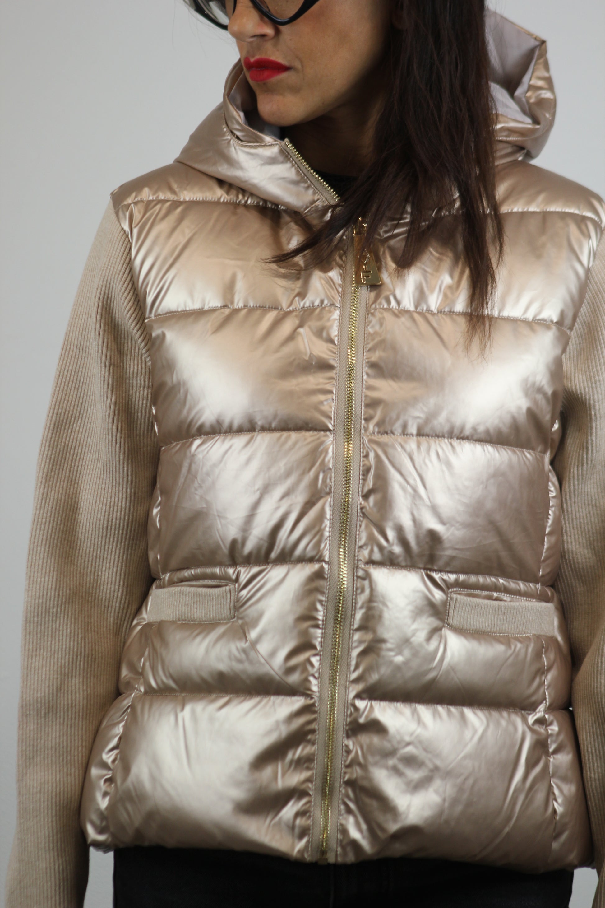 Piumino con maniche in maglia  beige