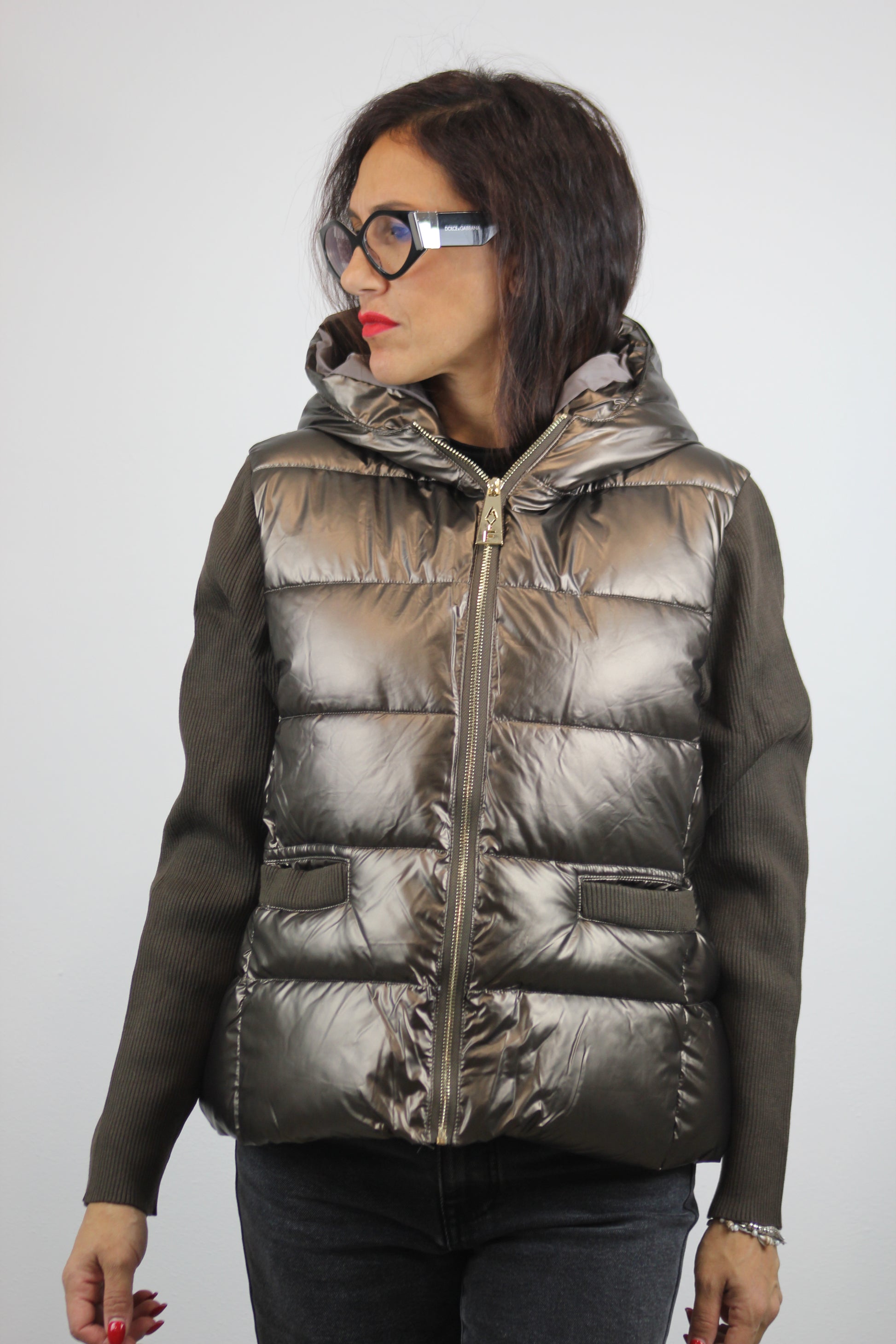 Piumino con maniche in maglia cioccolato