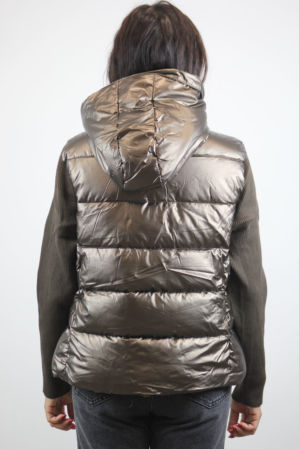 Piumino con maniche in maglia cioccolato