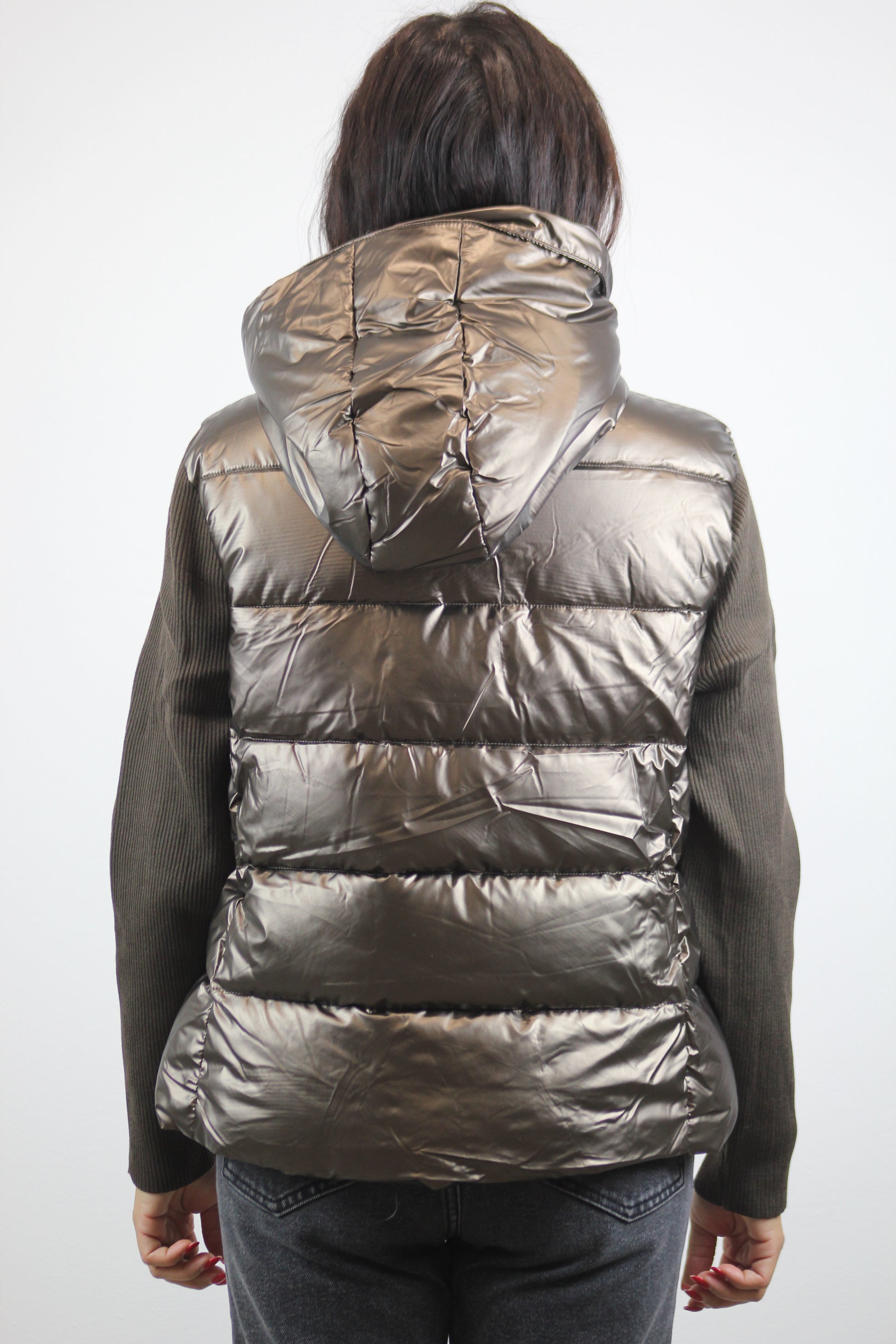 Piumino con maniche in maglia cioccolato