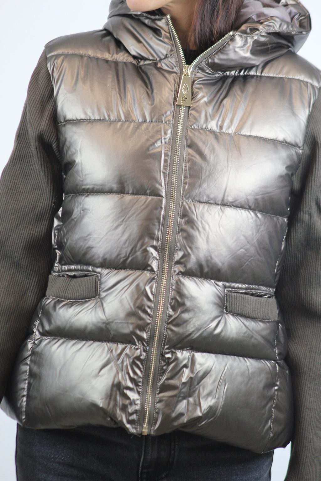 Piumino con maniche in maglia cioccolato