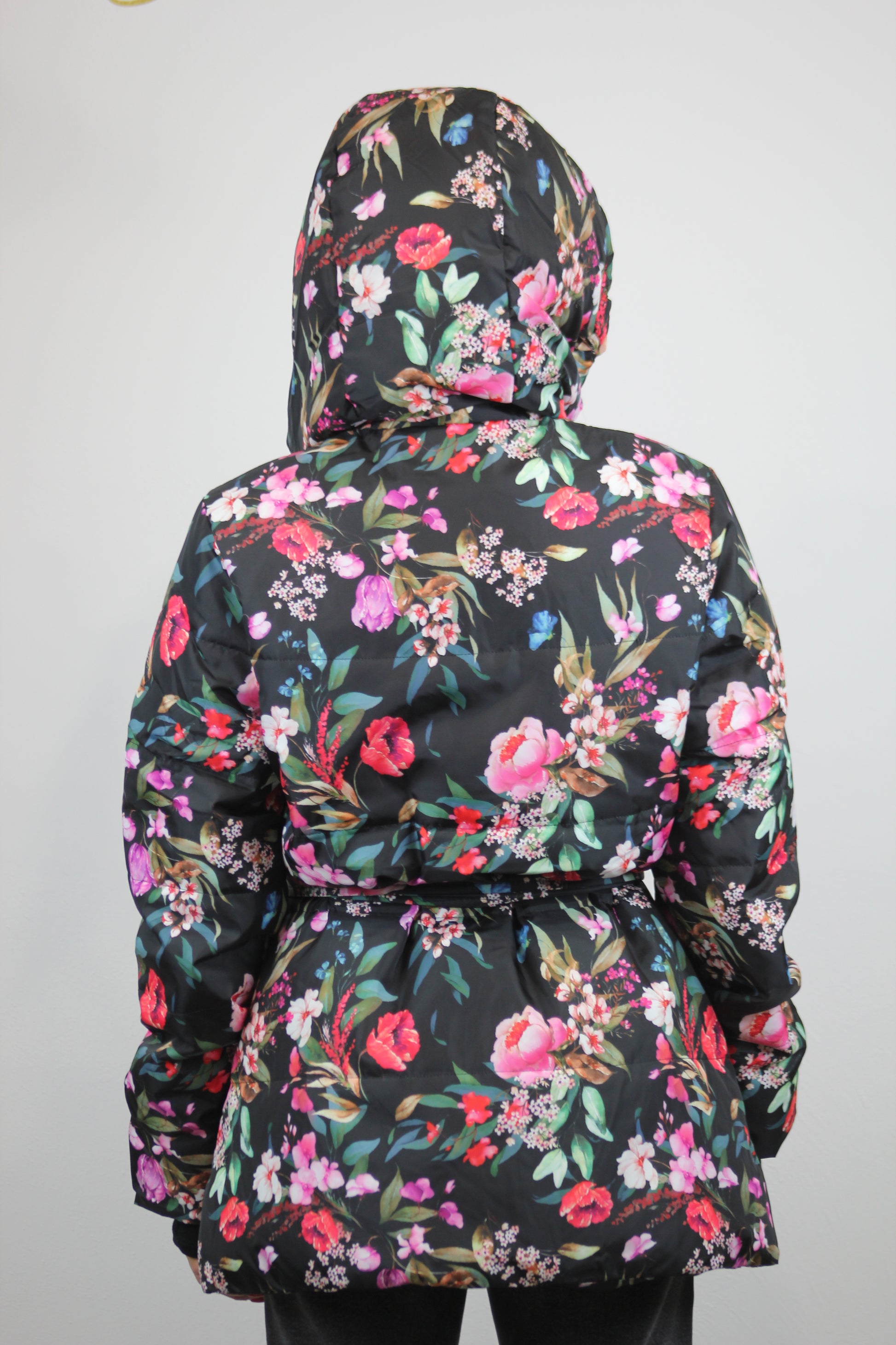 Giacca piumino midi stampato fiori con cintura